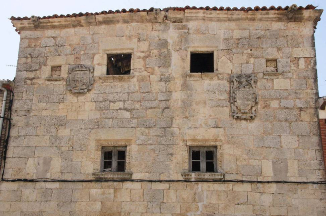 Los escudos heráldicos de la Casona de los Torres recuerdan la historia de la villa.-G. González