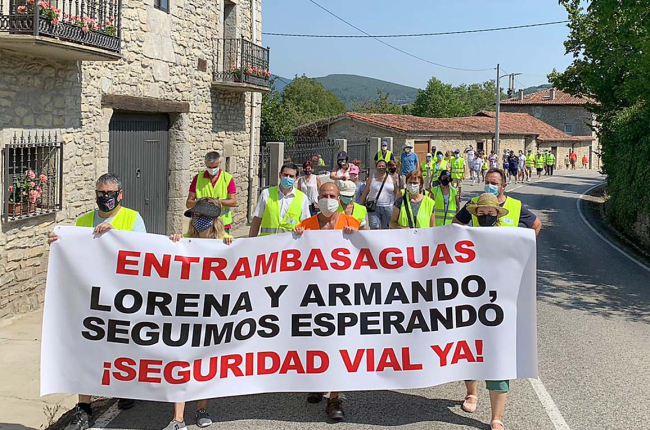 Los manifestantes recordaron al Consistorio de Valle de Mena que como dueño de la vía «es quien debe mejorarla». ECB