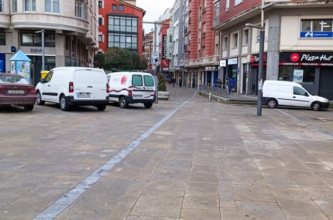 Turismos y furgonetas aparcan en la plaza Vega de Burgos, a cualquier hora del día, aunque solo se permita la carga y descarga en la calle San Cosme. ECB
