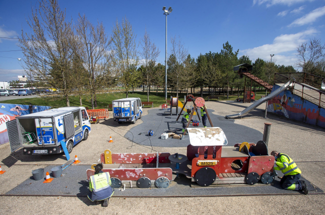 Los trabajadores de la empresa de mantenimiento renovaron recientemente el parque del Hangar. SANTI OTERO