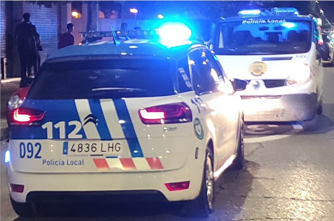 Agentes de la Policía Local de Burgos en una intervención nocturna. ECB