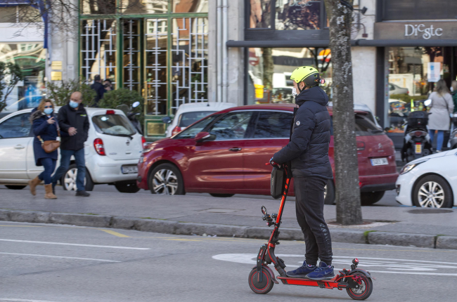 Un usuario de patinete eléctrico circula por la calzada en la avenida del Cid. SANTI OTERO