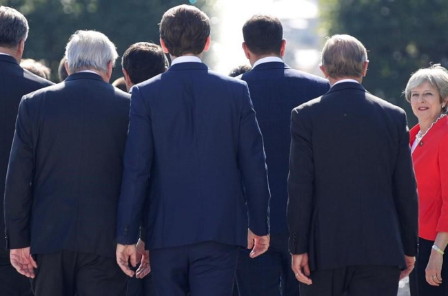 La premier británica Theresa May llega al lugar donde se realiza la foto de familia de la cumbre de la UE en Salzburgo, el 20 de septiembre del 2018.-LISI NIELSEN
