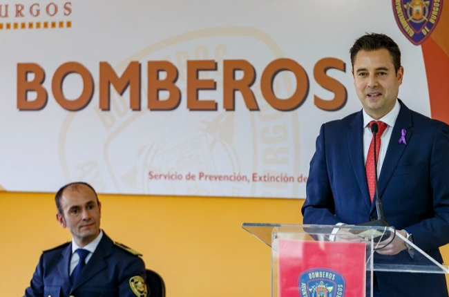 El alcalde de Burgos, Daniel de la Rosa, y el jefe de Bomberos, Miguel Ángel Extremo. SANTI OTERO