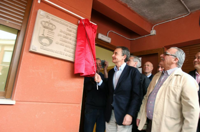El expresidente del Gobierno, José Luis Rodríguez Zapatero, inaugura la Casa del Pueblo de Matarrosa del Sil, en el municipio de Toreno (León).-ICAL