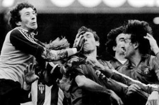 Jesús Castro defiende un ataque de su hermano Quini en un Barça-Sporting de los años 80.-EL PERIÓDICO