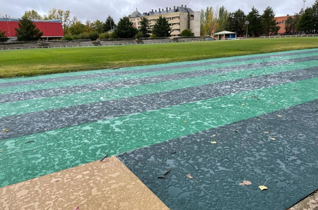 El nuevo tartán de la pista de atletismo no drena el agua de lluvia. ECB