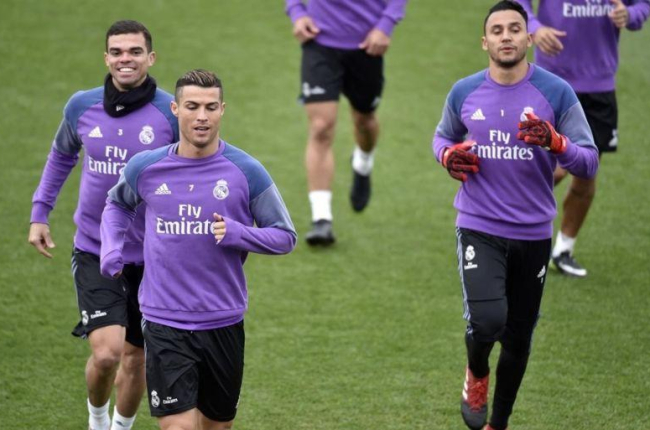 Ronaldo, junto a Pepe y Keylor Navas en el entrenamiento de este viernes en Valdebebas.-AFP / GERARD JULIEN