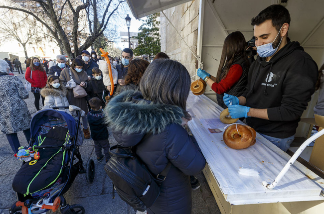 Una mujer compra los panecillos de San Lesmes durante la pasada edición de las fiestas. SANTI OTERO