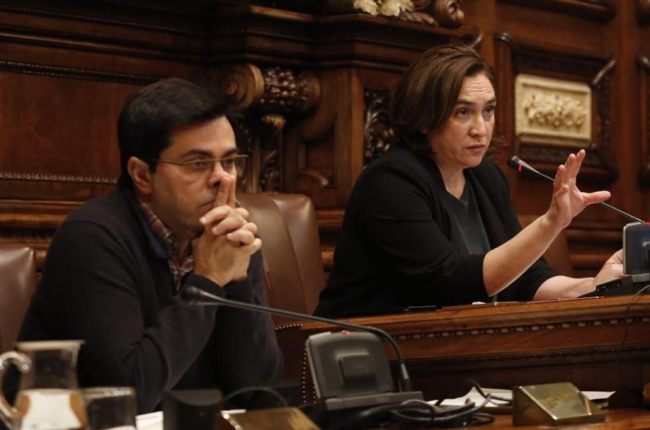 Ada Colau y Gerardo Pisarello, este jueves, durante el pleno del Ayuntamiento de Barcelona.-JULIO CARBÓ