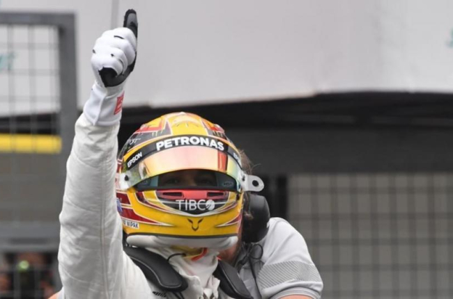 Lewis Hamilton celebra, en Suzuka, su nueva pole en la F-1.-AFP / TOSHIFUMI KITAMURA