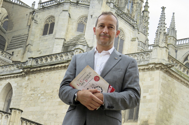 Fernando Liborio Soto Sáez posa con un ejemplar de su primera novela. DARÍO GONZALO