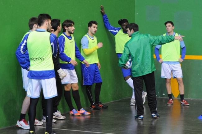 Varios jugadores del Burgos en el frontón de Lavaderos reciben instrucciones de Eduardo del Moral.-ISRAEL L. MURILLO