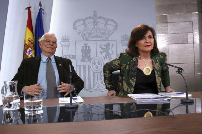 Josep Borrell y Carmen Calvo, en la rueda de prensa posterior al Consejo de Ministros.-DAVID CASTRO