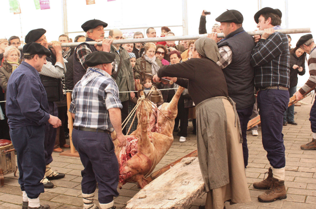 Valle de Mena rememora la matanza tradicional del cerdo. ECB