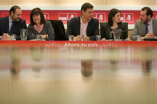 Pedro Sánchez encabeza la reunión permanente del PSOE en Ferraz.-JOSE LUIS ROCA