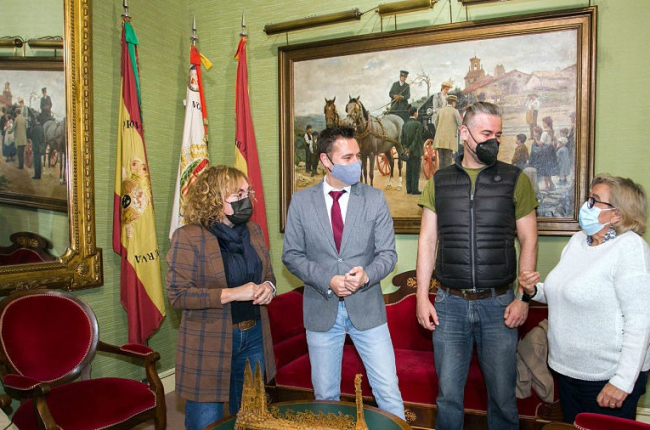Consuelo Fontecha, Daniel de la Rosa, Julián Vesga y Rosa Niño, en una reunión en la alcaldía en Burgos. TOMÁS ALONSO