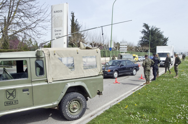 Control conjunto del Ejército y la Policía Nacional, con el apoyo de la Policía Local, ayer, en Burgos. ISRAEL L. MURILLO