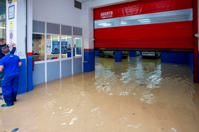 Un taller completamente inundado a raíz de la tormenta registrada ayer en Burgos capital. SANTI OTERO