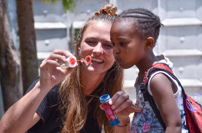 Una joven voluntaria juega con una niña en un programa desarrollado este año en Tanzania. ALEJANDRO REY