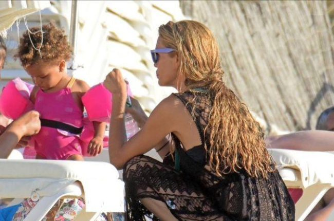 Ester Cañadas, con su hija en Formentera.-GTRES