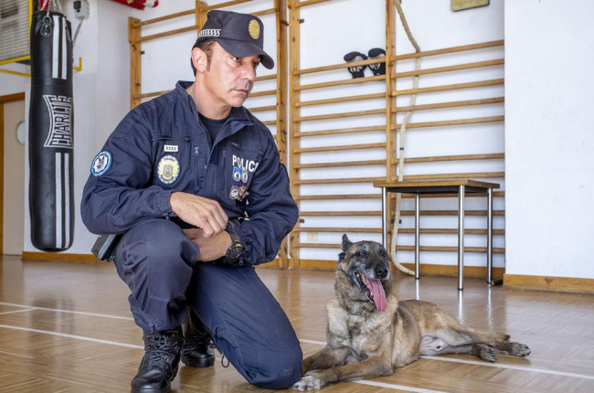 El coordinador de la Unidad canina , Javier Macho, con el perro ‘Duxter’.-SANTI OTERO