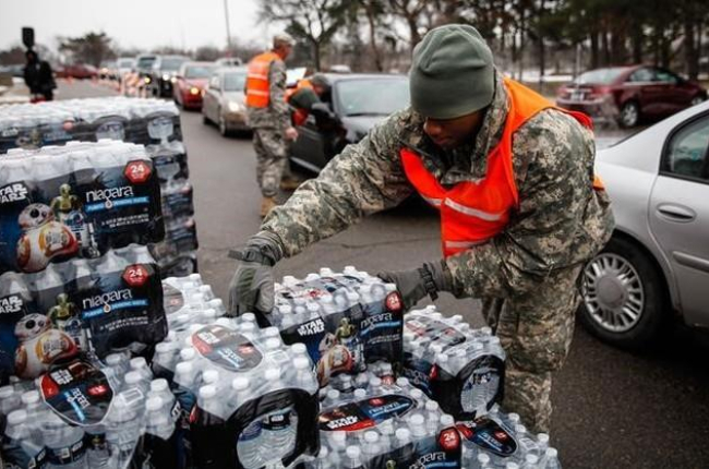Efectivos de la Guardia Nacional reparten agua embotellada a los habitantes de Flint.-AP / SARAH RICE