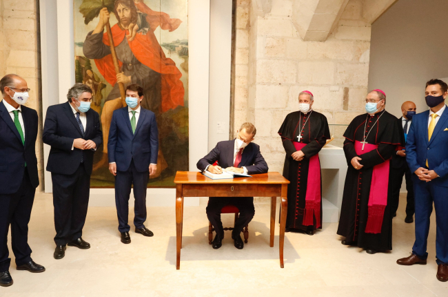 El Rey firmó en el libro de honor de la Catedral de Burgos. CASA REAL