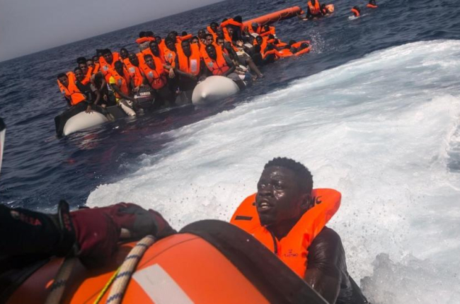 Un inmigrante africano trata de subir al barco de Proactiva Open Arms-SANTI PALACIOS