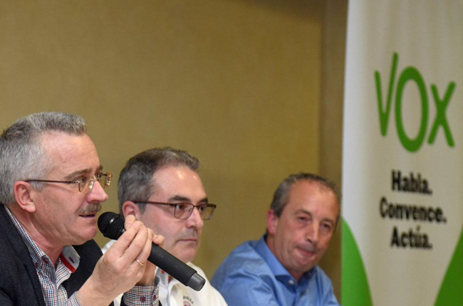 Ángel Martín (c), José Antonio Ortega Lara (izq), y el coordinador local de VOX de Salas Ángel Martínez (dch).-ICAL