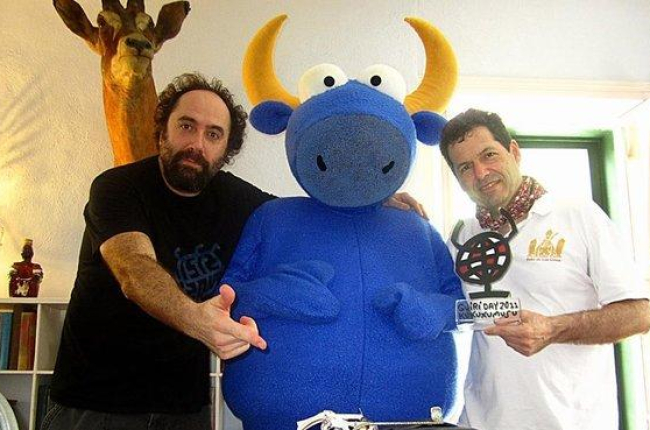 Mikel Urmeneta (a la izquierda), con una figura de su famoso toro, Mister Testis.-