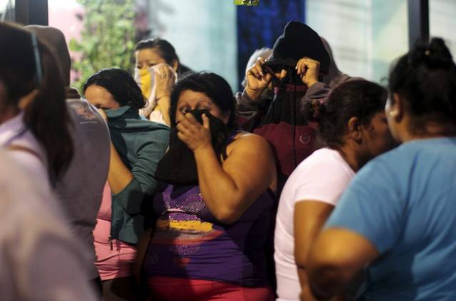 Familiares de los presos esperan información ante la cárcel de Quezaltepeque.-Foto: STRINGER/EL SALVADOR / REUTERS