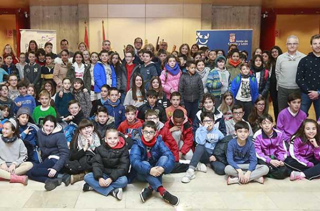 Algunos alumnos acudieron ayer a la delegación de la Junta de Castilla y León para registrar los estatutos de sus cooperativas.-RAÚL G. OCHOA