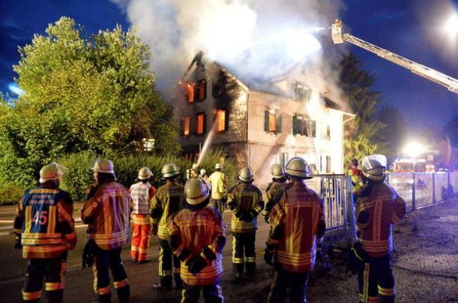 Los bomberos intentan extinguir el incendio en el albergue.-Sdmg / Friebe / AP
