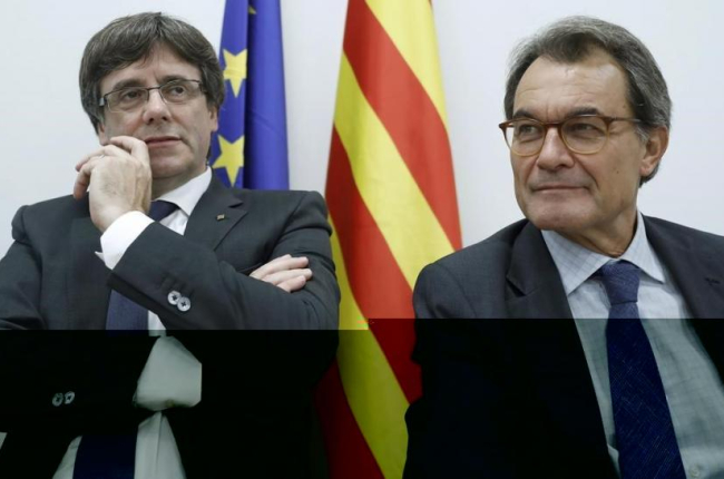 Carles Puigdemont y Artur Mas en una imagen de archivo del Comité Nacional del PDeCAT.-/ ANDREU DALMAU (EFE)