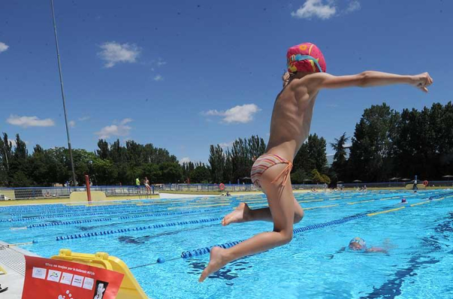 Un niño se lanza a la piscina de Burgos