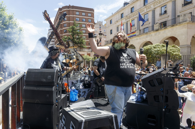 Los Blusas del Metal se encargaron de caldear el ambiente con su original y aplaudida carroza 'We Rock'. SANTI OTERO