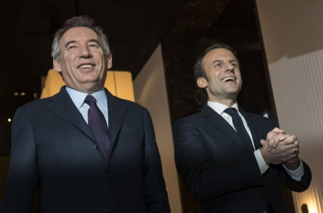 El líder centrista François Bayrou (i) y el candidato socio-liberal Emmanuel Macron (d) antes de la rueda de prensa sobre su alianza electoral celebrada en París, Francia hoy 23 de febrero de 2017.-EFE / IAN LANGSDON / EFE