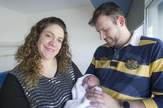 Esther Peñalba y Rubén Galerón con su hijo recién nacido.-ISRAEL L. MURILLO