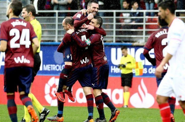 Los jugadores del Eibar celebran el gol marcado por Arbilla.-EFE / GORKA ESTRADA