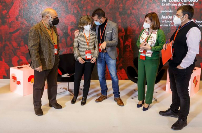 Luis Tudanca saluda a Juan Antonio Ayllón, María José Carcedo y Sara Alba en el Congreso Autonómico del PSOE CyL. SANTI OTERO