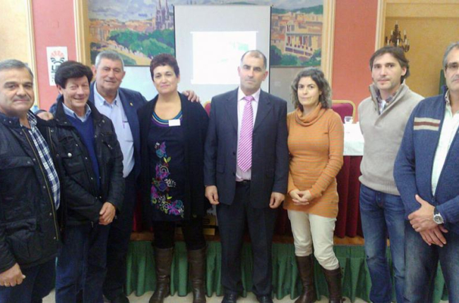 Ramos (segundo por la izquierda) y Delgado (centro) con la nueva ejecutiva.-UPA