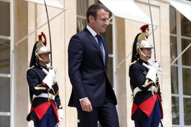 Macron sale del Elíseo.-AP / THIBAULT CAMUS