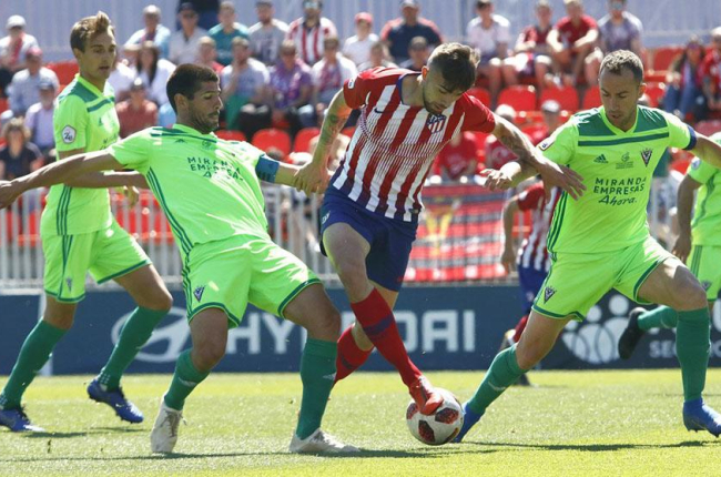 Kijera y Odei presionan a un jugador del Atlético de Madrid B el pasado domingo.-@AtletiAcademia