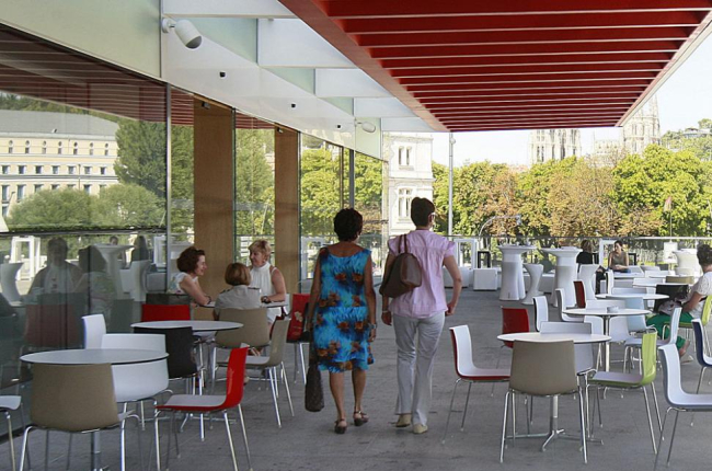 Imagen de la terraza de la cafetería del Fórum.