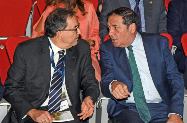 A la derecha Sáez Aguado durante la inauguración del congreso en Burgos.-ICAL