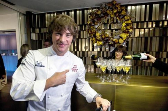 El cocinero de Àbac celebra la consecución de su tercera estrella Michelin-EFE / ENRIC FONTCUBERTA