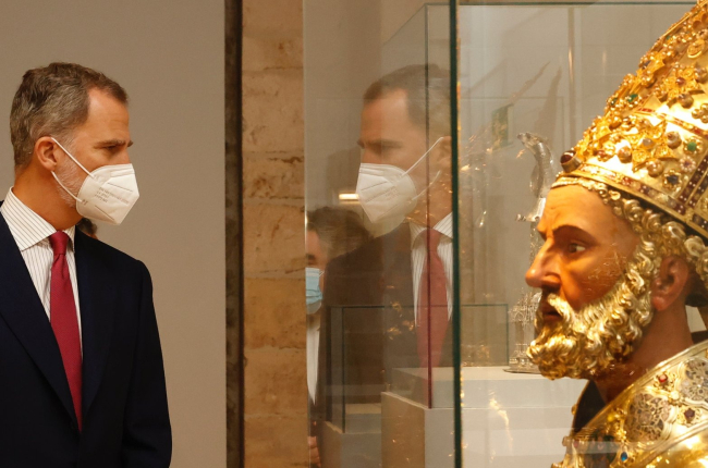 El Rey observa una de las 120 piezas que se exponen en la Catedral de Burgos en LUX, la edición de 2021 de las Edades del Hombre. CASA REAL