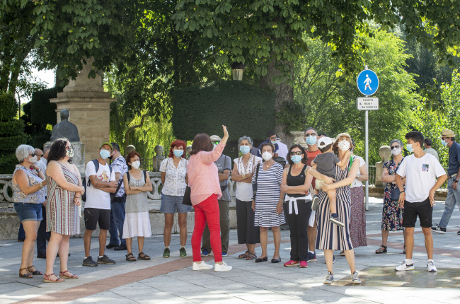 Una guía con un grupo de turistas durante una visita por el centro de la capital. SANTI OTERO