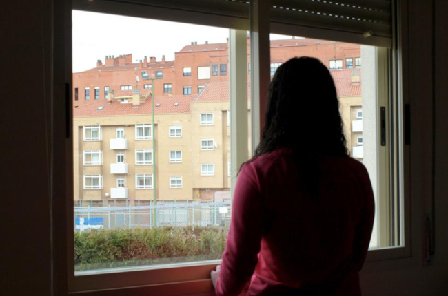 Una usuaria del proyecto Betania mira por la ventana.-ECB